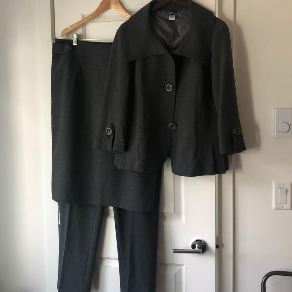 Size 16 Three piece grey suit w/ beautiful details